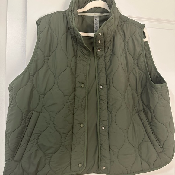 Lou & Grey Army Green Quilted Puffer Vest Size XXL NWT - Picture 3 of 6